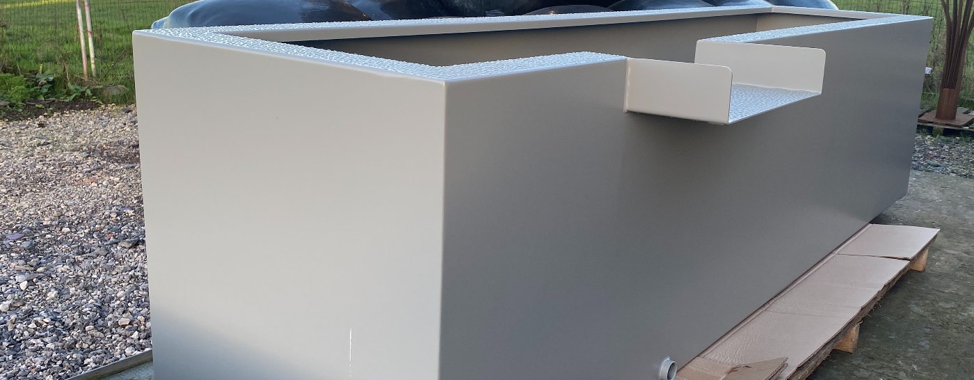 Water trough with integrated blade